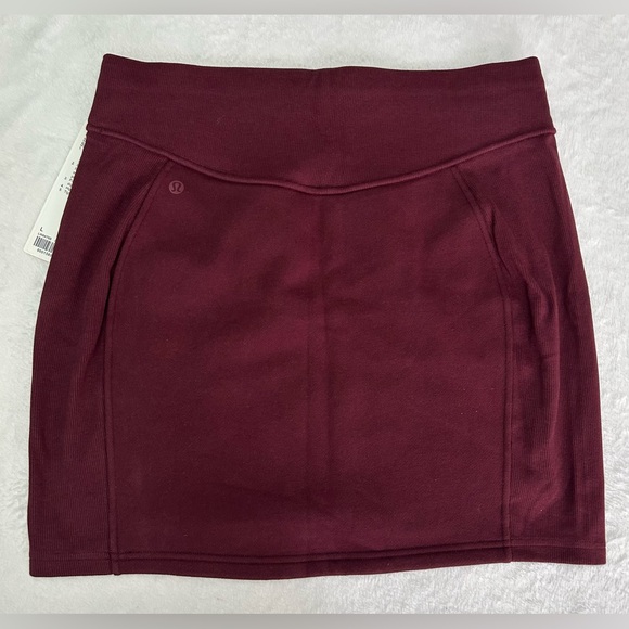 Lululemon Scuba High Rise Mini Skirt size Large Burgundy Red NWT - Picture 2 of 6